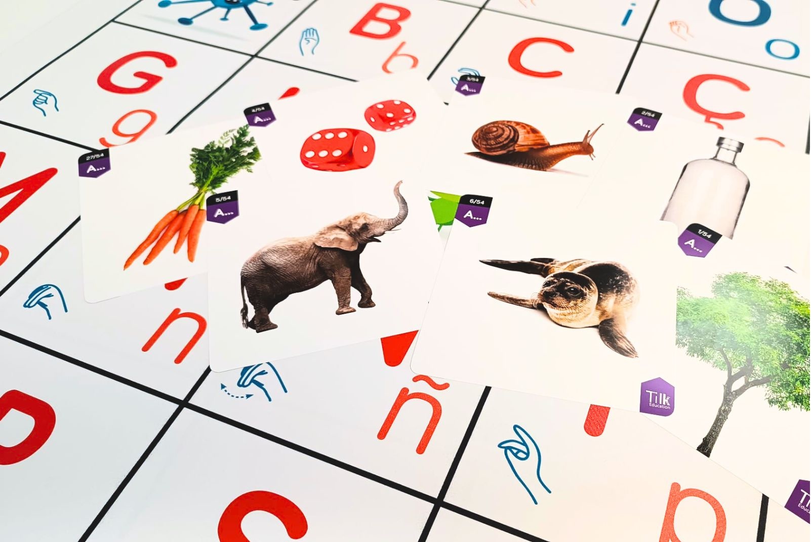 Tapete de letras con tarjetas