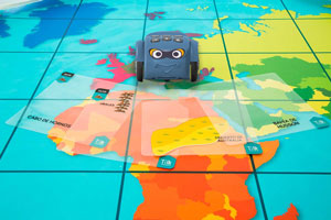 Doty azul en un tapete de mapa